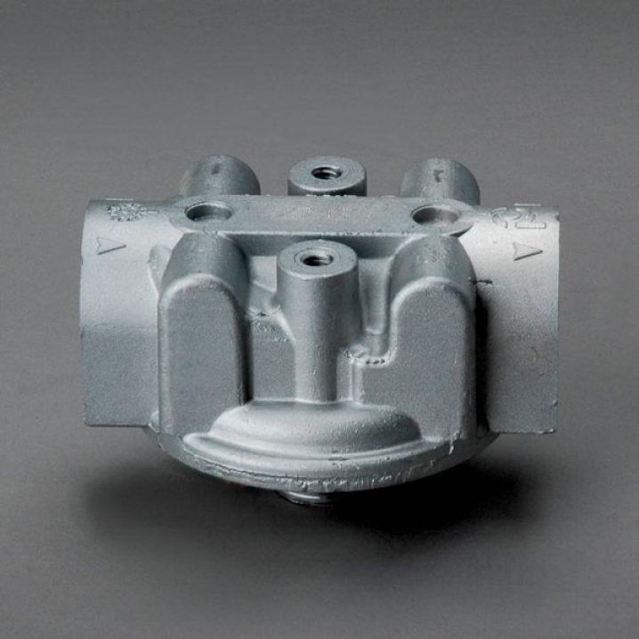 P561136 filter head